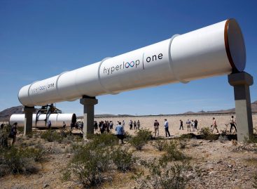 ‘Hyperloop’ Sled Speeds Through U.S. Desert Via Electromagnets
