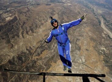 How This Man Survived a 25,000-Foot Jump Without a Parachute